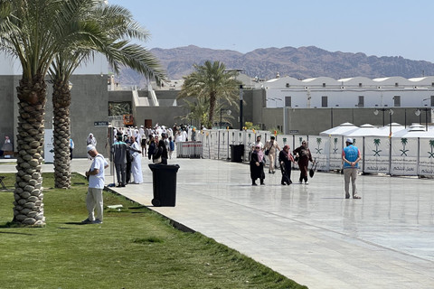Para peziarah mendatangi Masjid Quba, masjid pertama yang dibangun Nabi Muhammad saat hijrah dari Makkah ke Madinah. Foto: Salmah Muslimah/kumparan