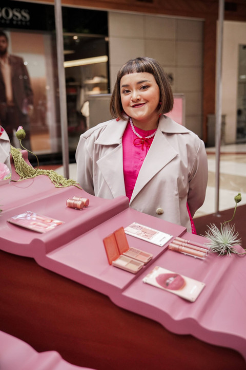 Founder BLP Beauty, Lizzie Parra, di Pameran Butter Fudge Exhibition oleh BLP Beauty di Atrium PIM 2, Jakarta Selatan. Foto: BLP Beauty