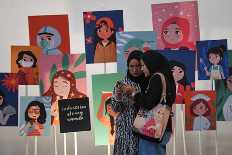 Dua pengunjung mengamati hasil memotret salah satu karya dalam Pameran Teras Inspirasi di Pos Bloc, Jakarta, Minggu (14/7/2024). Foto: Aditya Pradana Putra/ANTARA FOTO