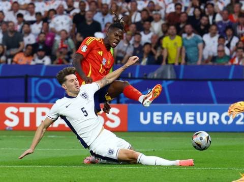 John Stones blok sepakan Nico Williams saat laga Spanyol vs Inggris dalam final Piala Eropa 2024 di Olympiastadion, Berlin, Jerman, pada Senin (15/7) dini hari WIB. Foto: REUTERS/Lisi Niesner