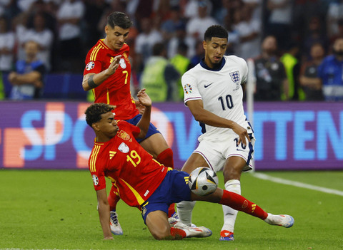 Lamine Yamal dan Alvaro Morata coba jegal Jude Bellingham saat laga Spanyol vs Inggris dalam final Piala Eropa 2024 di Olympiastadion, Berlin, Jerman, pada Senin (15/7) dini hari WIB. Foto: REUTERS/Wolfgang Rattay