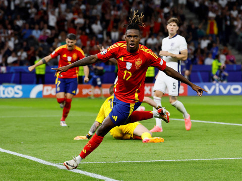 Selebrasi gol Nico Williams saat laga Spanyol vs Inggris dalam final Piala Eropa 2024 di Olympiastadion, Berlin, Jerman, pada Senin (15/7) dini hari WIB. Foto: REUTERS/Wolfgang Rattay