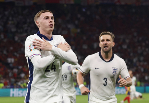Cole Palmer merayakan gol bersama Luke Shaw saat Spanyol vs Inggris dalam final Piala Eropa 2024 di Olympiastadion, Berlin, Jerman, pada Senin (15/7) dini hari WIB. Foto: REUTERS/Lee Smith