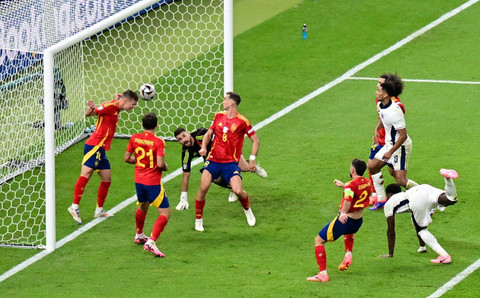 Penyelamatan krusial Dani Olmo saat laga Spanyol vs Inggris dalam final Piala Eropa 2024 di Olympiastadion, Berlin, Jerman, pada Senin (15/7) dini hari WIB. Foto: REUTERS/Angelika Warmuth