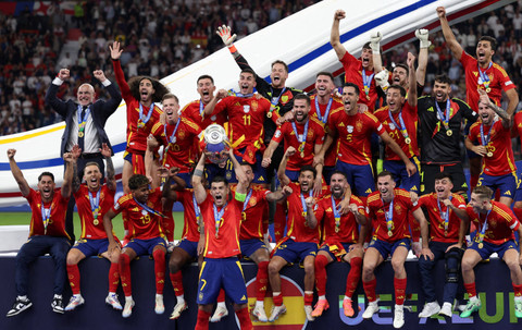 Pemain Timnas Spanyol merayakan juara Piala Eropa 2024 di Olympiastadion, Berlin, Jerman, Minggu (14/7/2024). Foto: Adrian DENNIS / AFP
