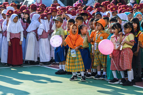 Sejumlah siswa mengikuti masa pengenalan lingkungan sekolah di SDN Pakualam 01, Tangerang Selatan, Banten, Senin (15/7/2024). Foto: Galih Pradipta/ANTARA FOTO