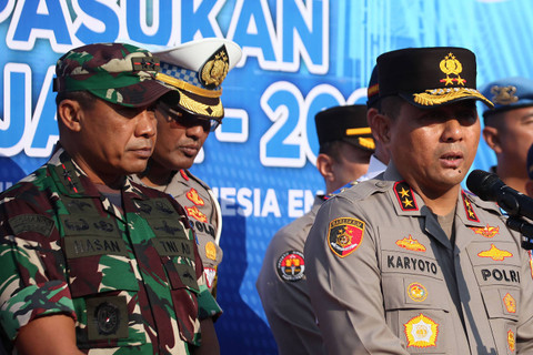 Kapolda Metro Jaya Irjen Pol Karyoto (kanan) bersama Pangdam Jaya Mayjen TNI Mohamad Hasan (kiri) menjawab pertanyaan wartawan usai memimpin apel gelar pasukan Operasi Patuh Jaya Tahun 2024 di Polda Metro Jaya, Jakarta, Senin (15/7/2024). Foto:  Reno Esnir /ANTARA FOTO