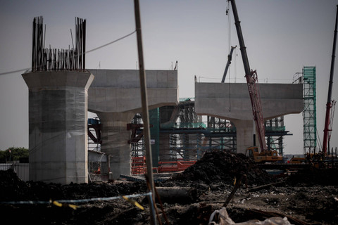 Pilar-pilar Tol Kataraja untuk akses ke PIK 2 berdiri kokoh di Dadap, Tangerang. Foto: Jamal Ramadhan/kumparan