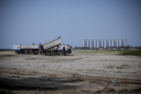 Pengurukan lahan untuk proyek PSN PIK 2 di Tanjung Pasir, Kecamatan Teluk Naga, Kabupaten Tangerang. Foto: Jamal Ramadhan/kumparan