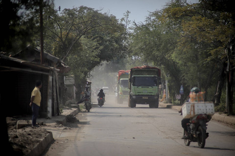 Jl. Tanjung Pasir, Tangerang, kerap dilalui truk-truk besar proyek PSN PIK 2. Foto: Jamal Ramadhan/kumparan