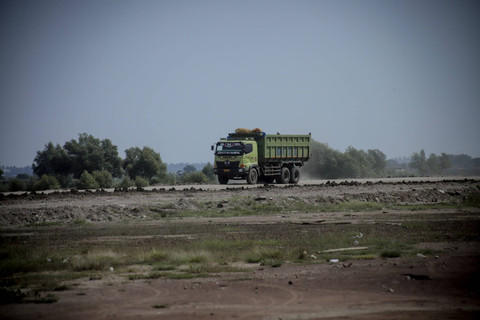 Truk proyek tengah melintas. Foto: Jamal Ramadhan/kumparan