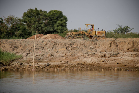 Alat berat proyek PSN PIK 2 di bantaran Sungai Cisadane, Tanjung Burung, Tangerang. Foto: Jamal Ramadhan/kumparan