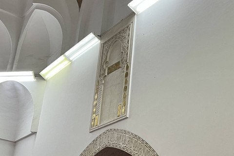 Masjid Qiblatain di Quba, Madinah, menjadi saksi sejarah berpindahnya arah kiblat umat Islam dari Baitul Maqdis di Palestina ke Baitullah (Ka'bah). Foto: Salmah Muslimah/kumparan