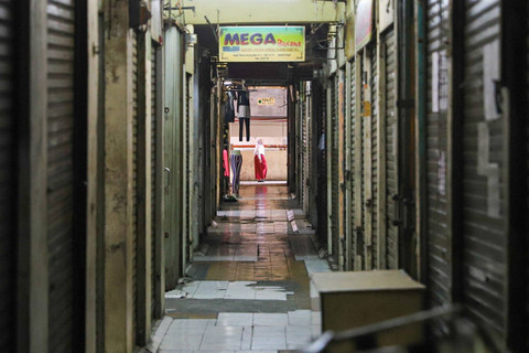 Warga berjalan di Blok G Pasar Tanah Abang, Jakarta, Senin (15/7/2024). Foto: Iqbal Firdaus/kumparan