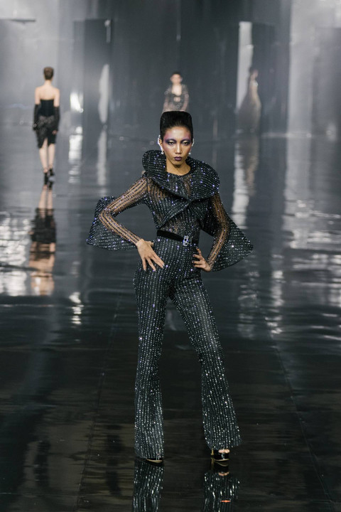 Jumpsuit ini berpotongan tegas tapi tetap glamor berkat taburan kristal. Foto: Dok. Ivan Gunawan