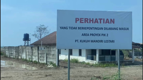 Plang proyek PIK 2 di lahan urukan dekat perbatasan Kecamatan Kronjo dan Kemiri di Kabupaten Tangerang. Foto: kumparan