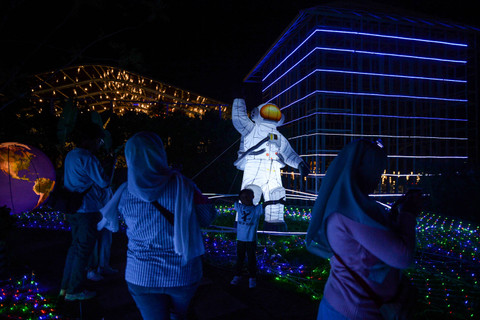 Warga berfoto di wahana galaksi di Paris Van Java Resort Lifestyle Place (PVJ), Bandung, Jawa Barat, Senin (15/7/2024). Foto: Raisan Al Farisi/ANTARA FOTO