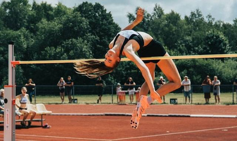 Ilustrasi gaya punting pada lompat tinggi disebut. Foto: Unsplash/Andrius Šimkus