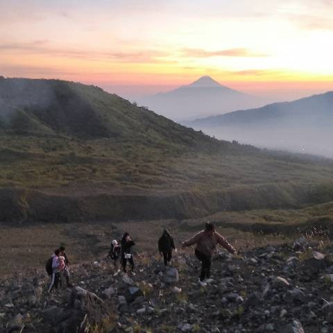 Matahari terbit dari Gunung Lokon (Dokumentasi pribadi)