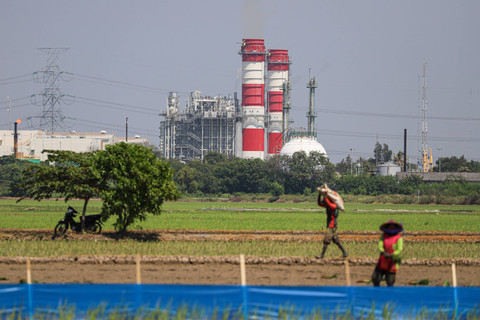 Aktivitas warga diluar kawasan PLTGU Jawa-1 di Karawang, Jawa Barat, Selasa (16/7/2024). Foto: Iqbal Firdaus/kumparan