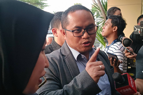 Kuasa hukum Tiko Aryawardhana, Irfan Aghasar sampaikan bukti tambahan di Polres Jakarta Selatan, Selasa (16/7/2024).  Foto: Giovanni/kumparan