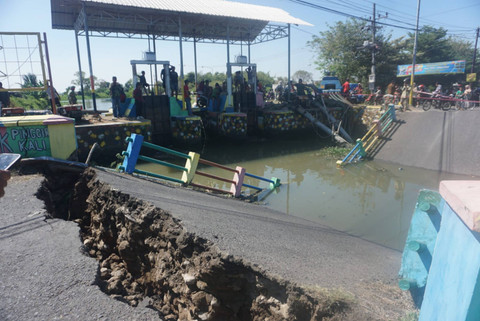Jembatan di Desa Kedung Peluk, Sidoarjo, putus pada Selasa (16/7/2024). Foto: Dok. Istimewa