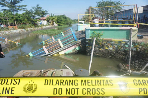 Jembatan di Desa Kedung Peluk, Sidoarjo, putus pada Selasa (16/7/2024). Foto: Dok. Istimewa