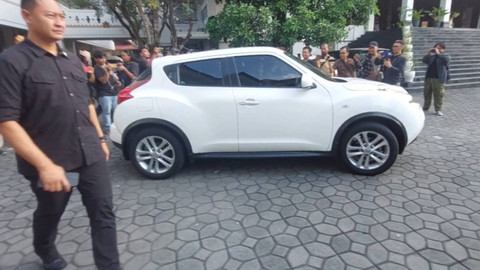 Gibran naik mobil Nisan Juke pelat hitam tinggalkan DPRD Solo. Foto: kumparan