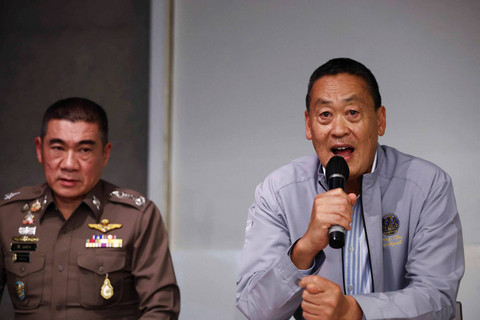Perdana Menteri Thailand Srettha Thavisin berbicara dalam sebuah konferensi pers di hotel Grand Hyatt Erawan, tempat enam warga negara asing ditemukan tewas, di Bangkok, Thailand, Selasa (16/7/2024). Foto: Chalinee Thirasupa/REUTERS