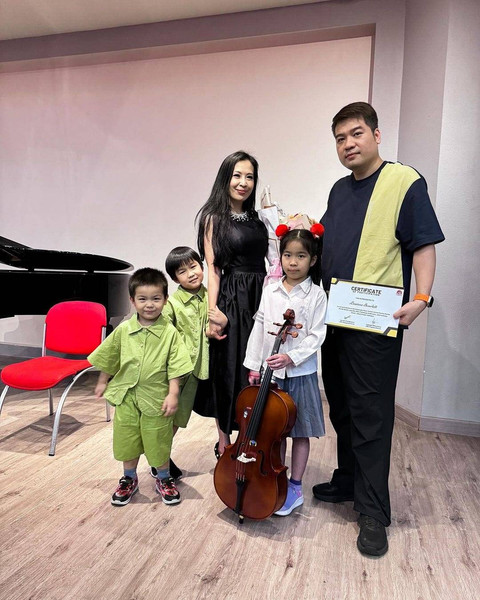 Mami Louisse menghadiri pertunjukkan musik sang anak. Foto: dok. Istimewa