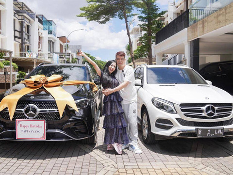Mami Louisse memberikan hadiah mobil untuk suami. Foto: dok. Istimewa