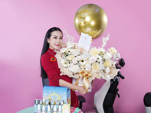 Mami Louisse berhasil pecahkan rekor saat live streaming di Shopee Live. Foto: dok. Istimewa
