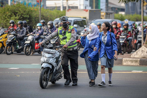 Anggota kepolisian membawa kendaraan pengendara yang melanggar peraturan saat Operasi Patuh Jaya 2024 di Jalan Letjen S Parman, Jakarta, Senin (15/7/2024). Foto: Asprilla Dwi Adha/ANTARA FOTO