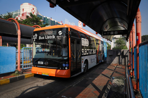 Bus listrik Transjakarta melintas di Terminal Blok M, Jakarta, Rabu (17/7/2024). Foto: Iqbal Firdaus/kumparan
