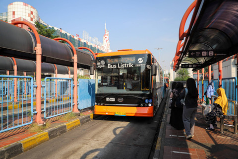 Sejumlah penumpang antre masuk bus listrik Transjakarta di Terminal Blok M, Jakarta, Rabu (17/7/2024). Foto: Iqbal Firdaus/kumparan