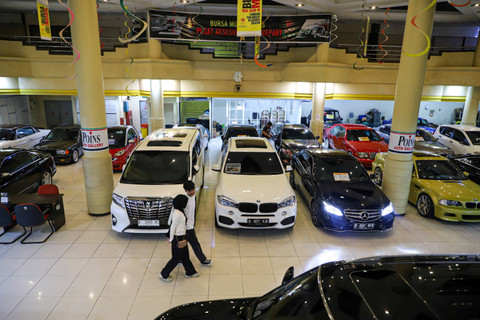 Pengunjung melihat koleksi mobil bekas yang dijual di Blok M, Jakarta, Rabu (17/7/2024). Foto: Iqbal Firdaus/kumparan
