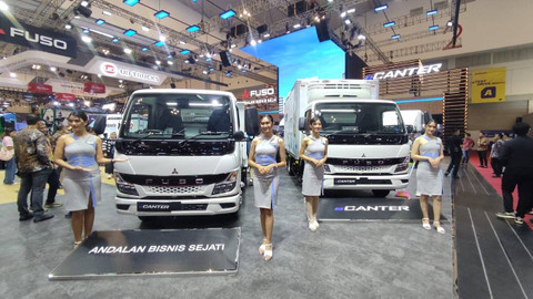 KTB Fuso meluncurkan truk listrik Fuso eCanter di Indonesia di pameran GIIAS 2024. Foto: Aditya Pratama/kumparan