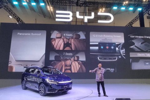 Peluncuran MPV listrik BYD M6 di pameran GIIAS 2024. Foto: Aditya Pratama Niagara/kumparan