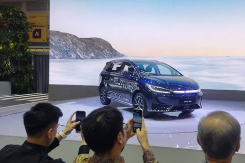 Peluncuran MPV listrik BYD M6 di pameran GIIAS 2024. Foto: Aditya Pratama Niagara/kumparan