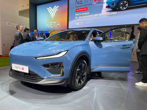PT Neta Auto Indonesia (NAI) mulai buka harga pemesanan untuk mobil listrik Neta X di GIIAS 2024.  Foto: Sena Pratama/kumparan