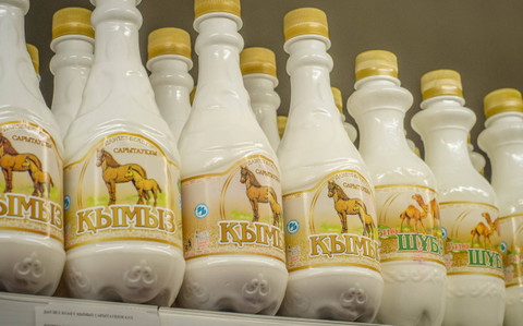 Ilustrasi kumys atau koumiss, minuman susu kuda. Foto: Shutterstock/Alexey_Arz