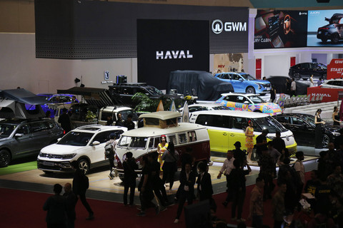 Pengunjung melihat kendaraan di pameran otomotif Gaikindo Indonesia International Auto Show (GIIAS) 2024 di ICE-BSD City, Tangerang, Rabu (17/7). Foto: Aditia Noviansyah/kumparan