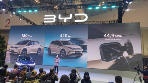 Varian baru mobil listrik BYD Dolphin Dynamic dan BYD Atto 3 Advanced meluncur di GIIAS 2024.  Foto: Aditya Pratama Niagara/kumparan