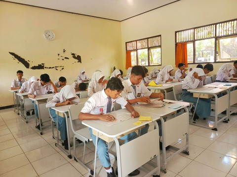 Ilustrasi siswa SMA. Foto: Agewib/Shutterstock