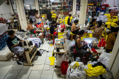 Sejumlah pekerja menyelesaikan pembuatan kaos di konveksi Sinergi Adv, Jakarta, Rabu (17/7/2024).  Foto: Erlangga Bregas Prakoso/ANTARA FOTO