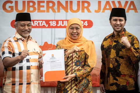 Presiden PKS Ahmad Syaikhu (tengah) berbincang dengan Bacagub Jawa Timur Khofifah Indar Parawansa (tengah) dan Bacawagub Emil Dardak (kanan) usai penyerahan surat rekomendasi PKS untuk Pilkada Jawa Timur di Kantor DPP PKS, Jakarta, Kamis (18/7/2024). Foto: Aprillio Akbar/ANTARA FOTO