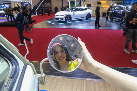 Sales Promotion Girl (SPG)  berpose di depan produk di pameran otomotif Gaikindo Indonesia International Auto Show atau GIIAS 2024 di ICE BSD, Tangerang, Kamis (18/7). Foto: Aditia Noviansyah/kumparan