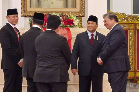 Presiden Terpilih sekaligus Menhan Prabowo Subianto berbincang dengan sejumlah Menteri Kabinet Indonesia Maju sebelum pelantikan 3 Wakil Menteri di Istana Negara, Jakarta, Kamis (18/7/2024). Foto: Nadia Riso/kumparan