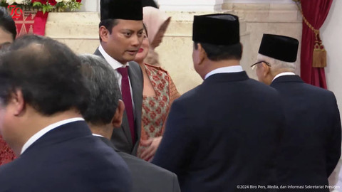 Presiden Terpilih sekaligus Menhan Prabowo Subianto memberikan ucapan selamat kepada Wakil Menteri Keuangan II Thomas Djiwandono usai upacara pelantikan di Istana Negara, Jakarta, Kamis (18/7/2024). Foto: YouTube/Sekretariat Presiden