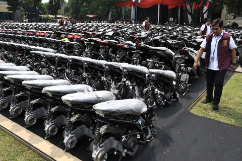 Tim penyidik Dittipidum Bareskrim Polri mengamati barang bukti motor yang disita dari kasus tindak pidana penipuan dan atau penadahan kendaraan bermotor jaringan internasional di Lapangan Slog Polri, Jakarta Timur, Kamis (18/7/2024). Foto: Fakhri Hermansyah/ANTARA FOTO